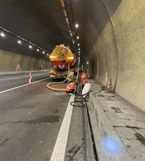 民乐隧道排水渠清淤